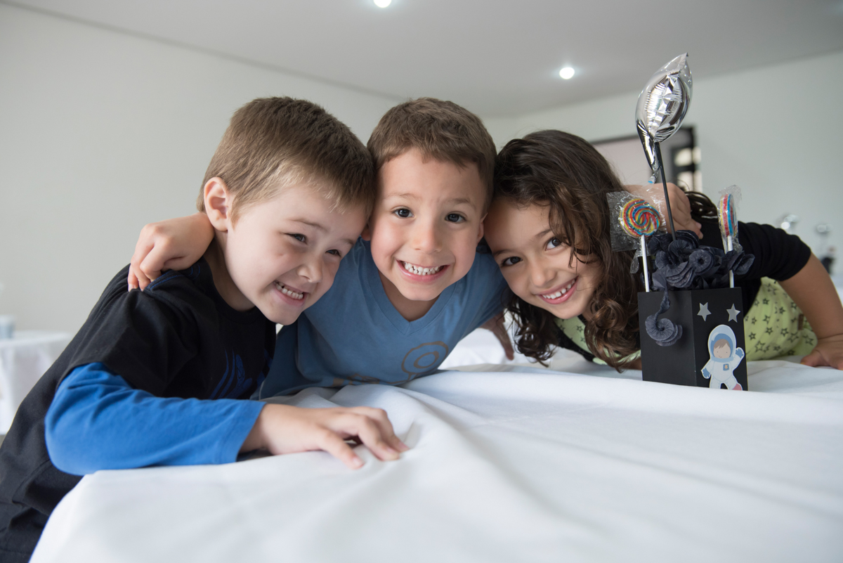 trio da alegria em mesa