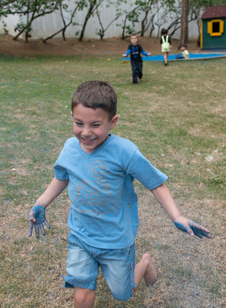 Correndo de mãos azul