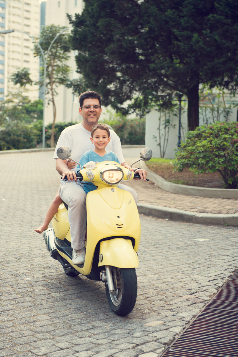 Passeio de scooter amarela pelas ruas do condominio