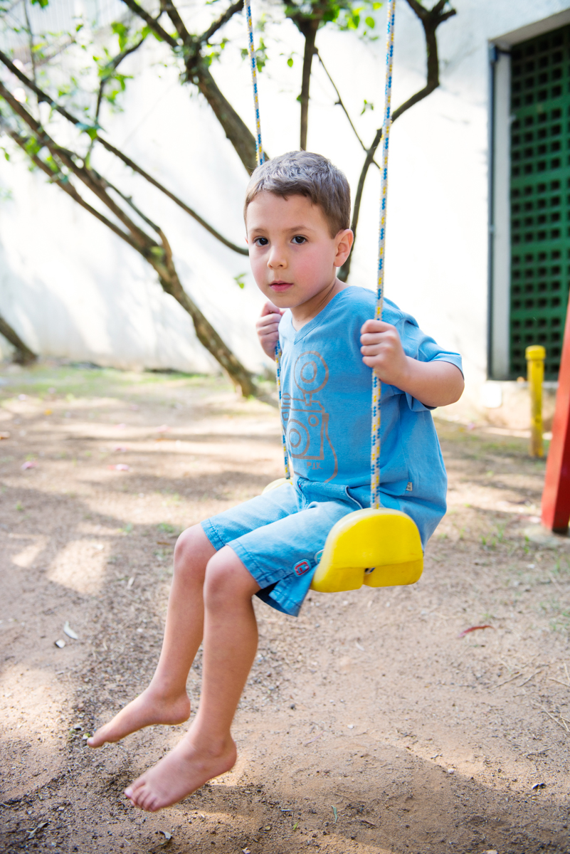 Balançando e posando para o clik do Marcio Janousek fotógrafo de aniversário infantil