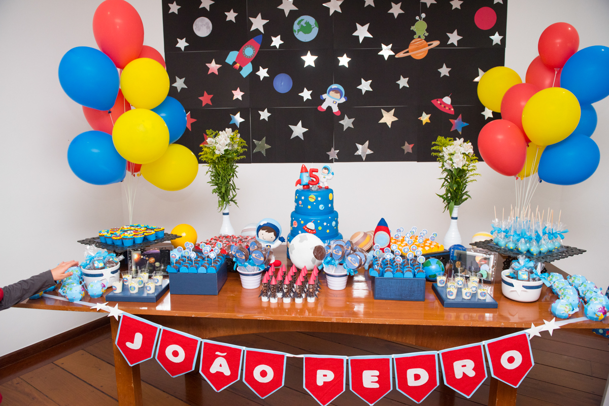 Mesa decorada com tema escolhido pelo aniversariante