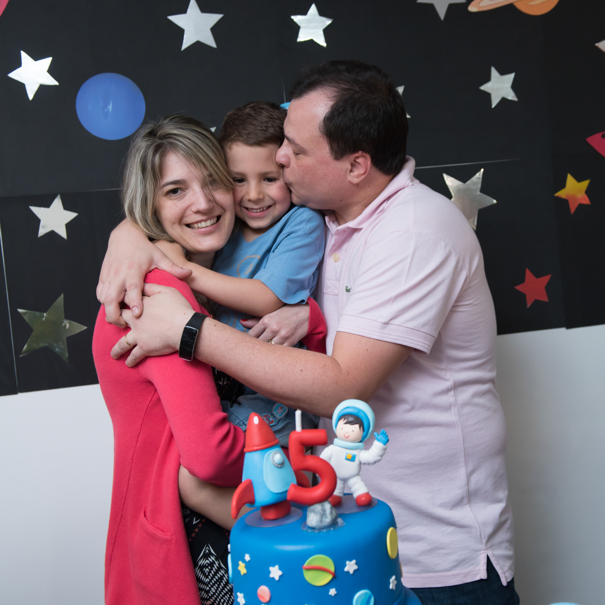 Beijos dos pais após o parabéns