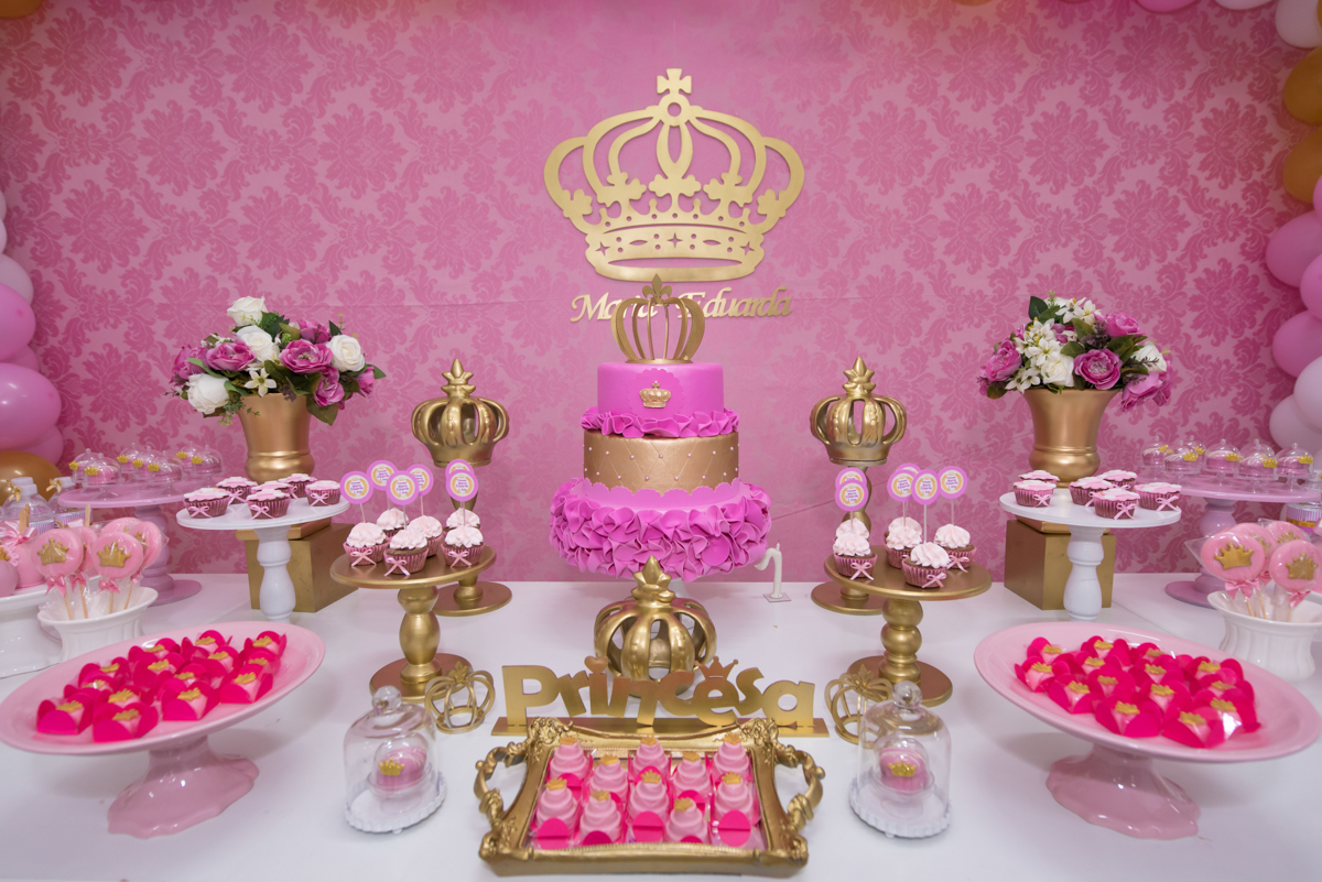 visão geral da mesa de bolo com tema princesa