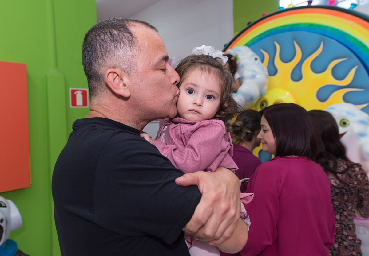 avô beija a criança