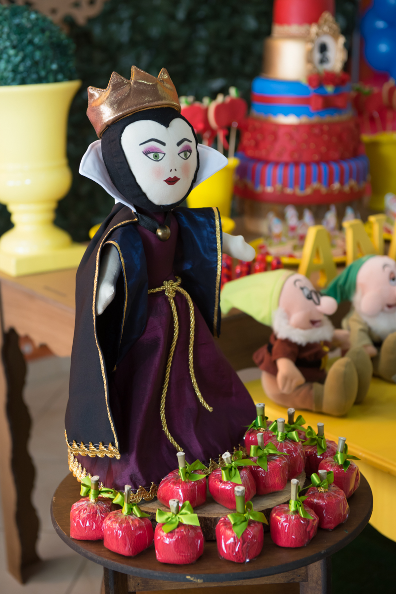 Rainha Má e anões em volta das maças vermelhas