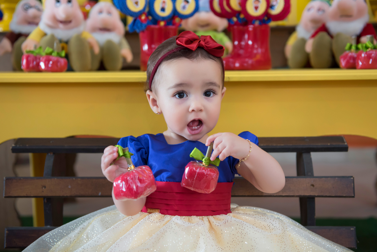 Comendo as maças com fotógrafo para aniversário infantil