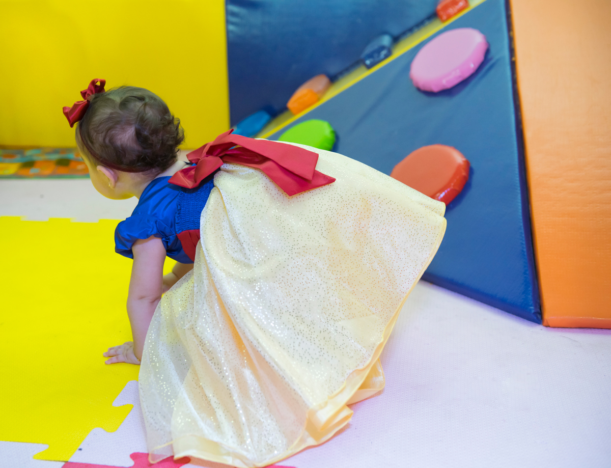 engatinhando entre as bolas coloridas