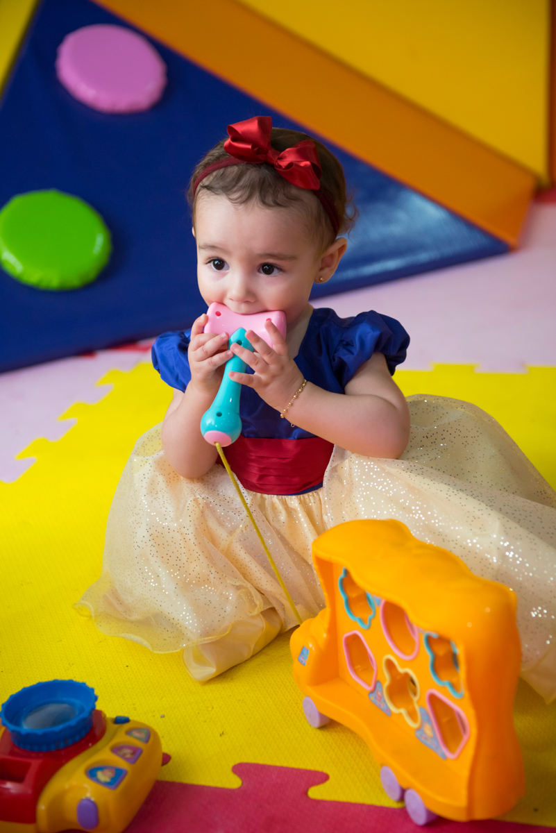 Vestido com laço vermelho na cintura e na cabeça