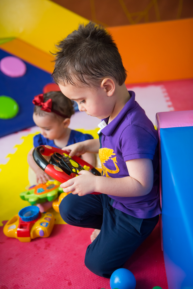 Plano lateral com duas crianças no Buffet Cata-Vento com muita brincadeira