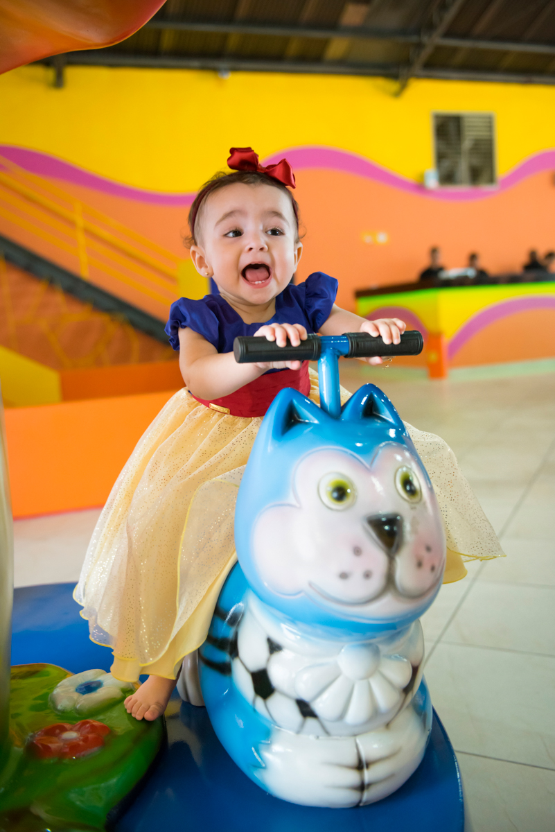 brincando com o gatinho de balanço