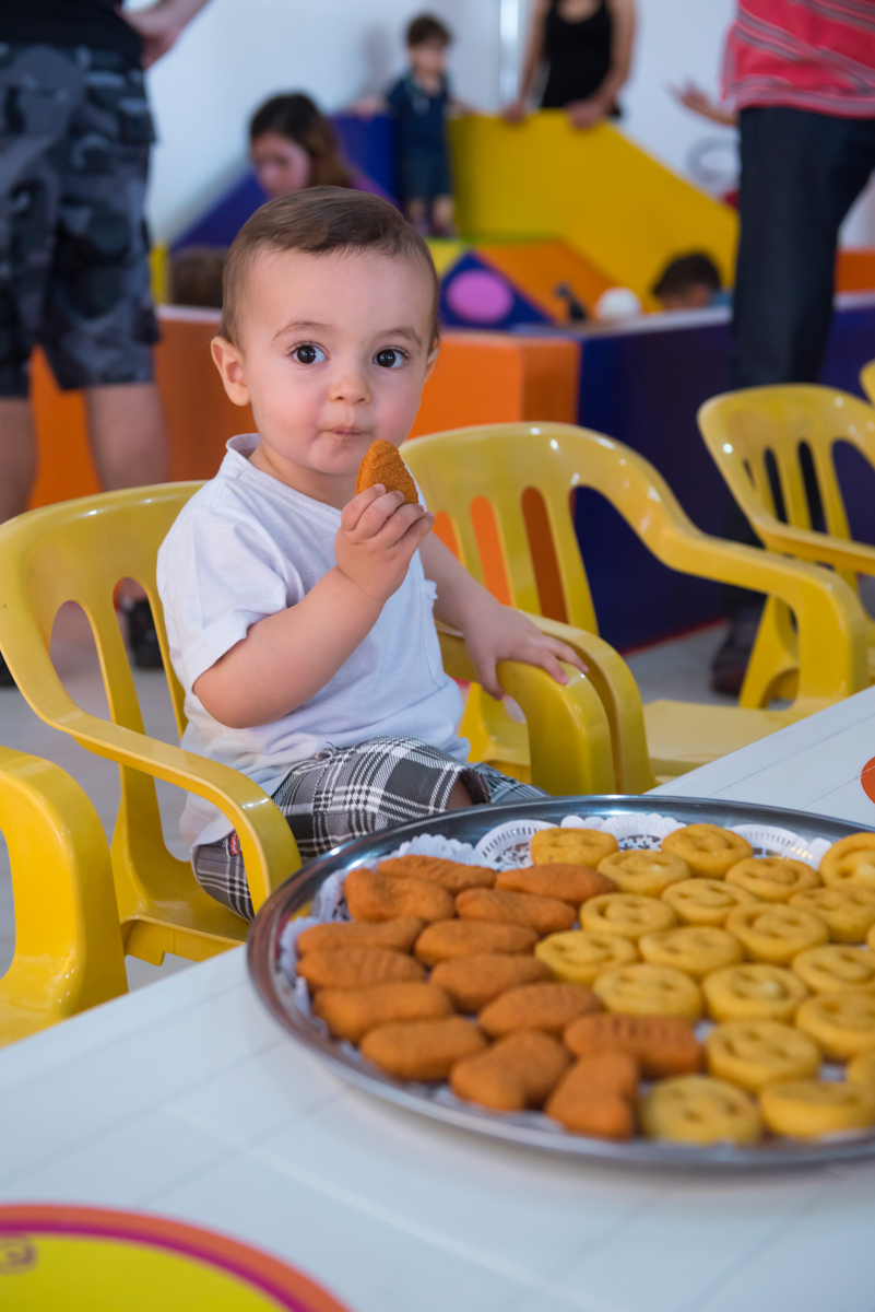 Hora do lanche no Buffet Cata-Vento São José dos Campos com amiguinho