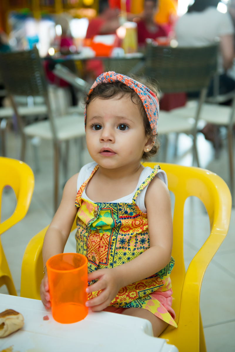 suco delicioso e menina sentada na cadeira amarela