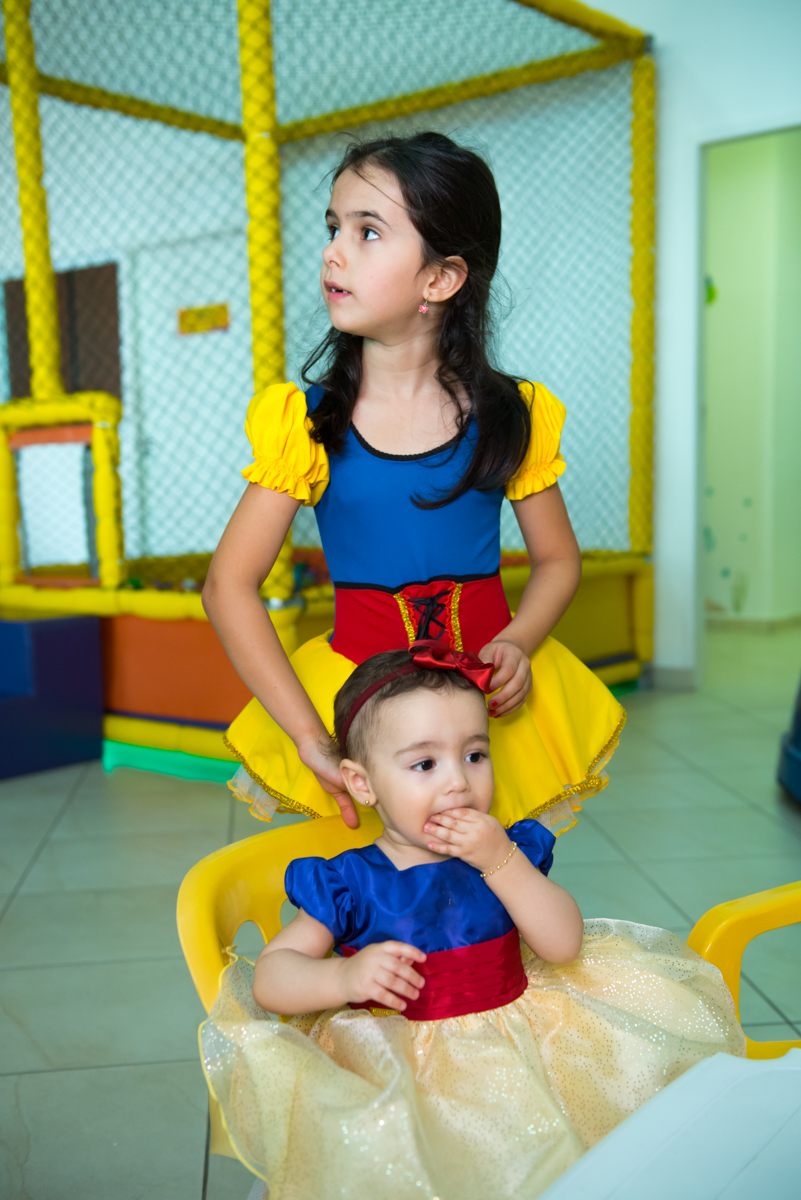 Primas lanchando no aniversário de um ano fotografadas pelo Marcio Janousek com cenário cheio de côres