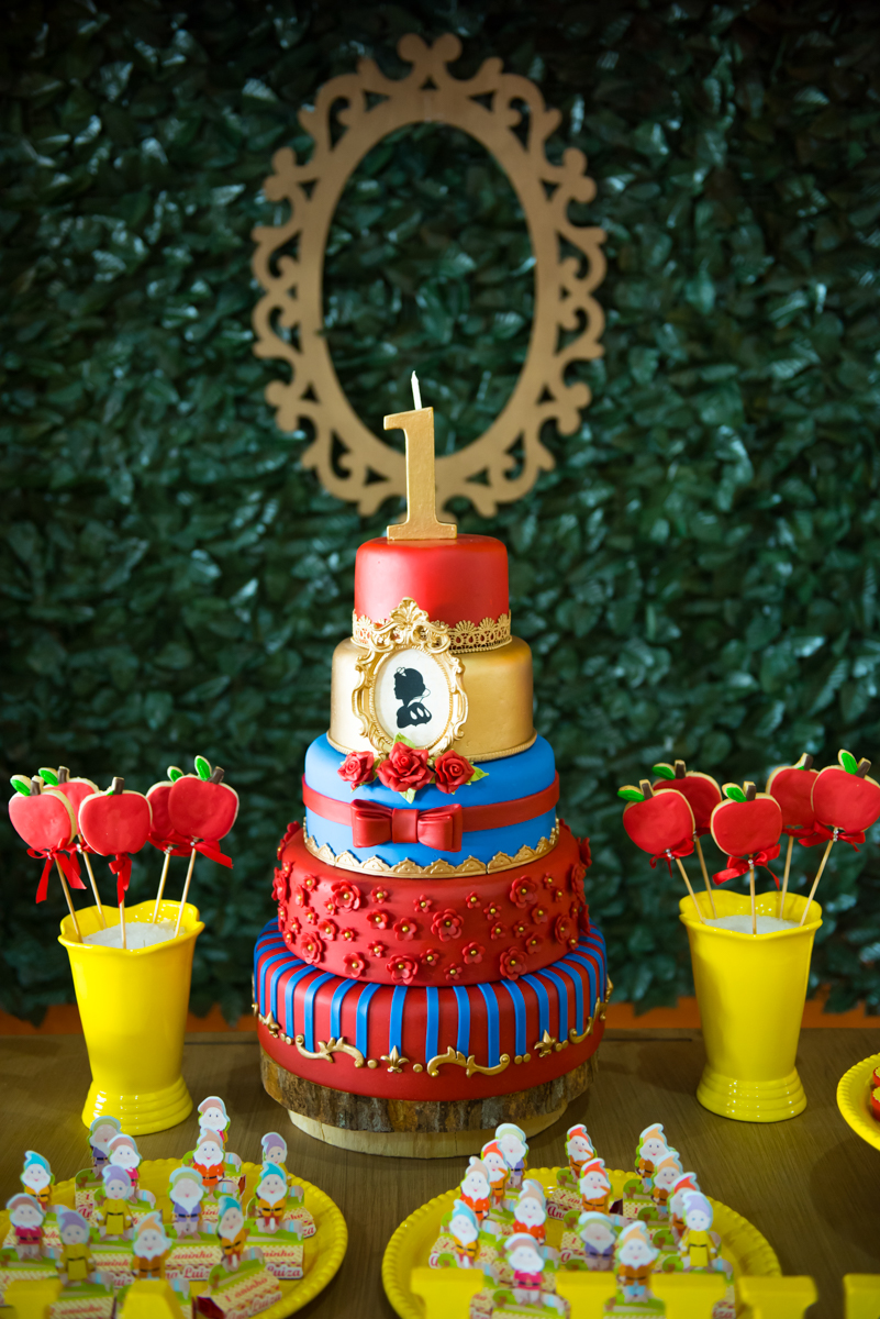 Delicioso bolo de um ano e vasos amarelos