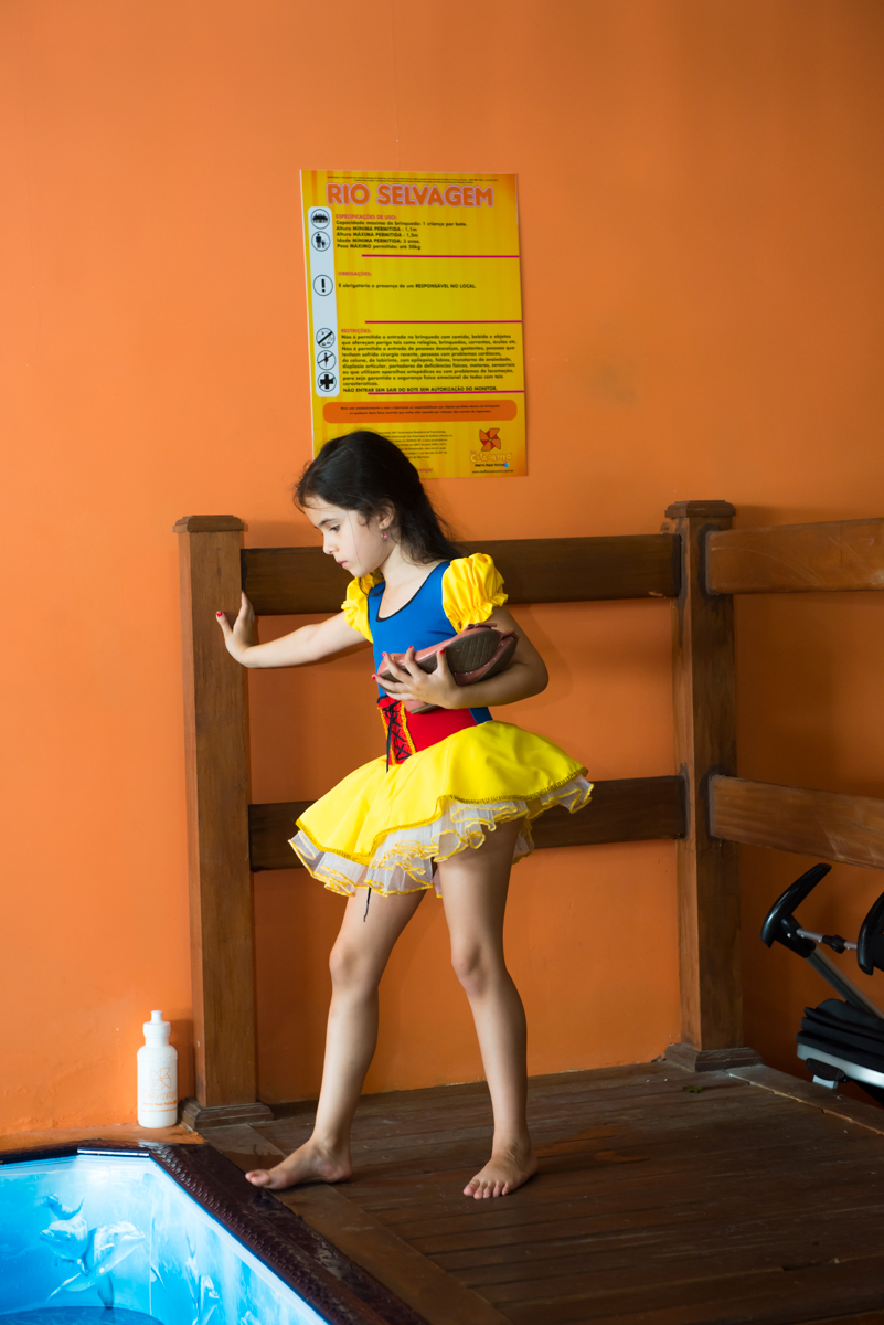 Vestido da Branca de Neve com menina atravessando a piscina