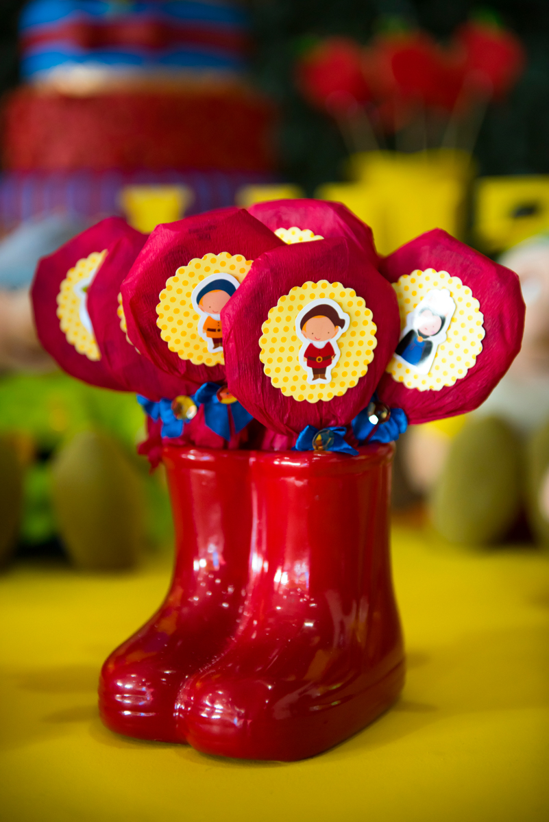 bota decorada com pirulitos