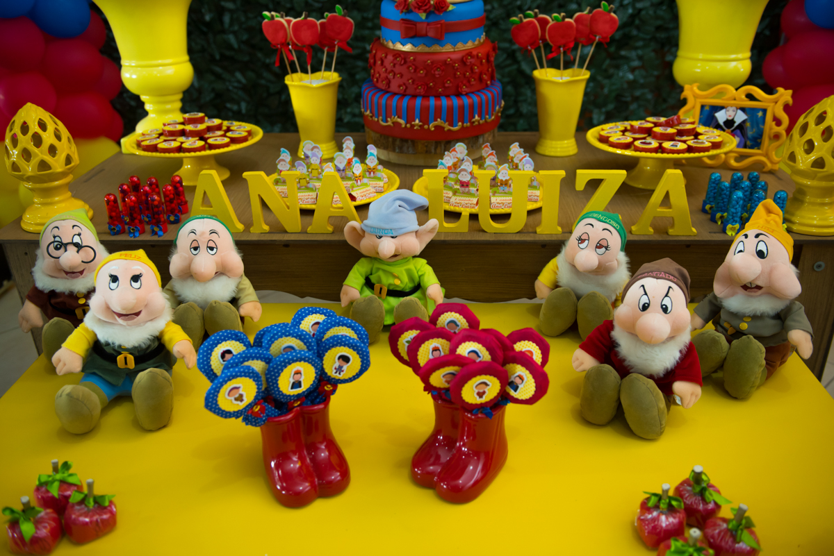 Os sete anões e flores com o klic do fotógrafo de aniversário em SJC-SP em angulo aberto