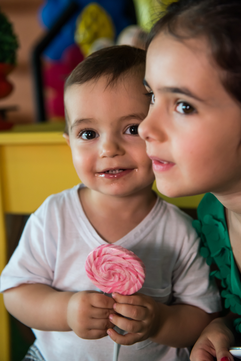 Os irmãos curtindo a festa com um belo sorriso no rosto