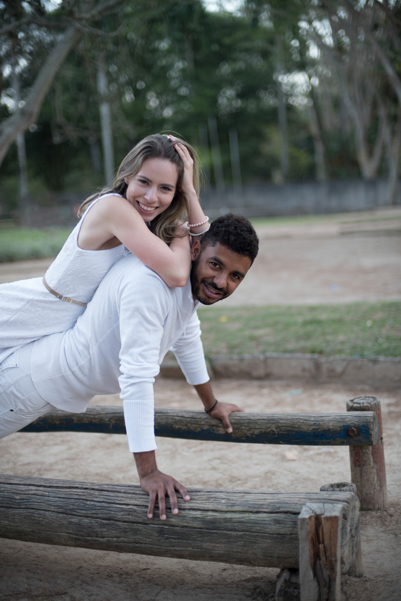 Pose para ensaio de casal com fotógrafo profissional