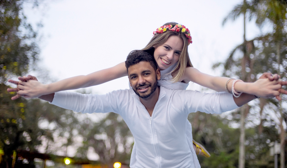 Casal em ensaio para fotos na natureza