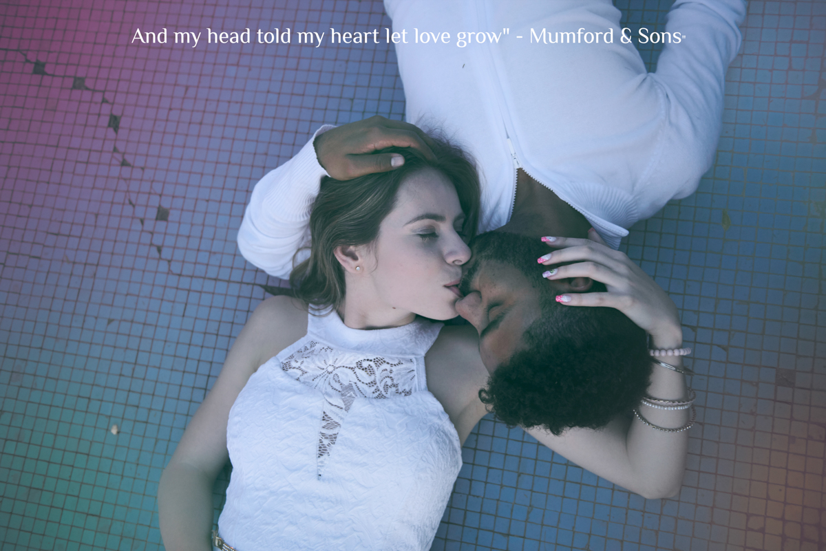 Beijo do casal em fotografia pre wedding