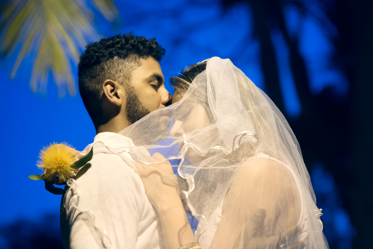 Foto noturna de casal em ensaio pre wedding