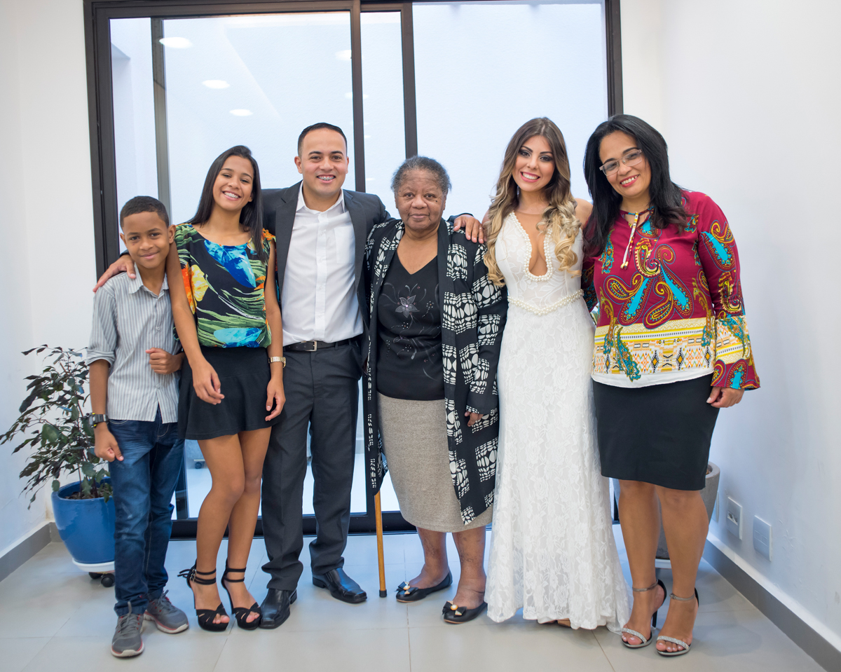 Abraços da família com direito ao carinho dos casados