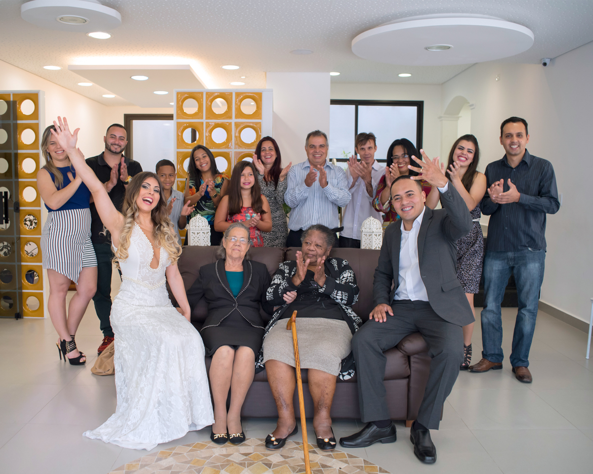 Todos aplaudiram os noivos que estavam no sofá