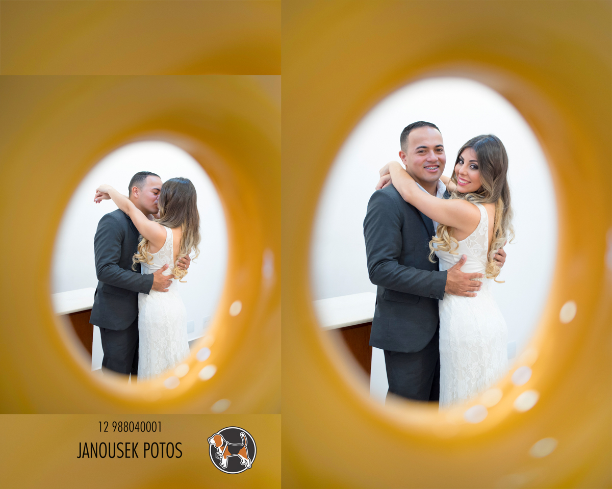 namoro sendo observado pelo fotógrafo Marcio Janousek atrás da parede de azulejo