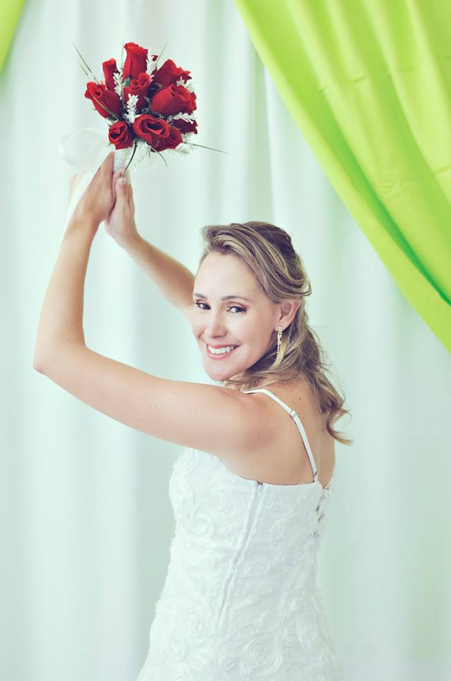 Festa de casamento no buffet e a noiva vai jogar o bouquet de flores para as solteiras