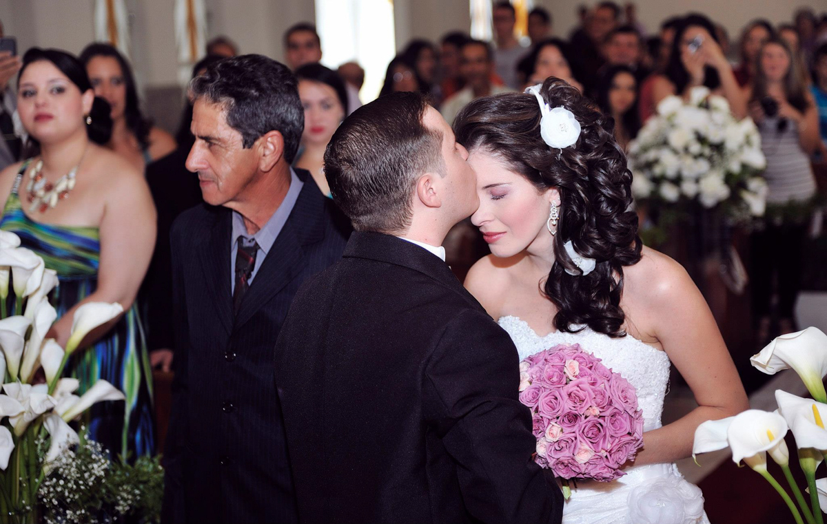 Casamentos beijo dos noivos no altar