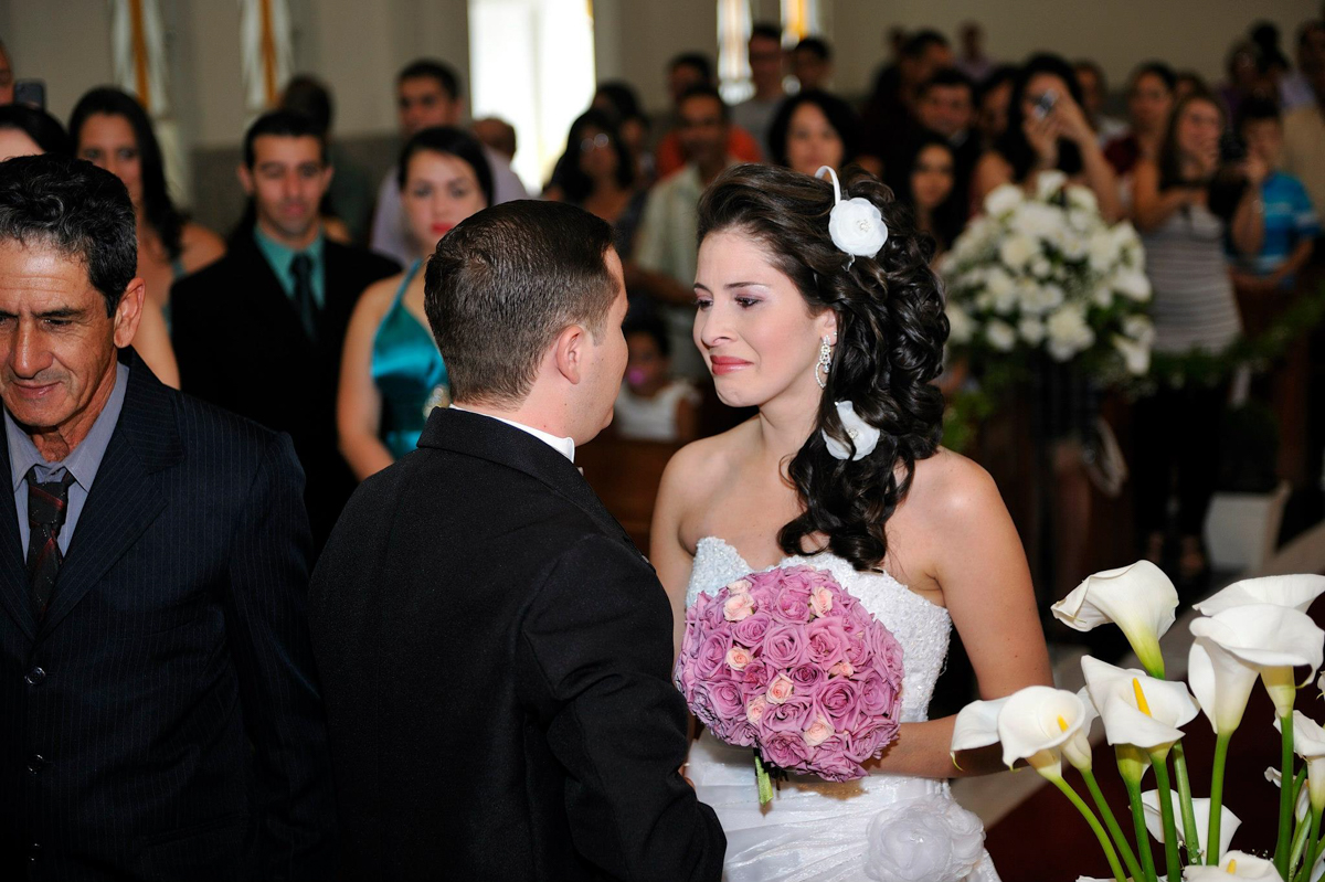 O fotógrafo de casamento Marcio Janousek registra o momento de encontro da noiva com o noivo no altar