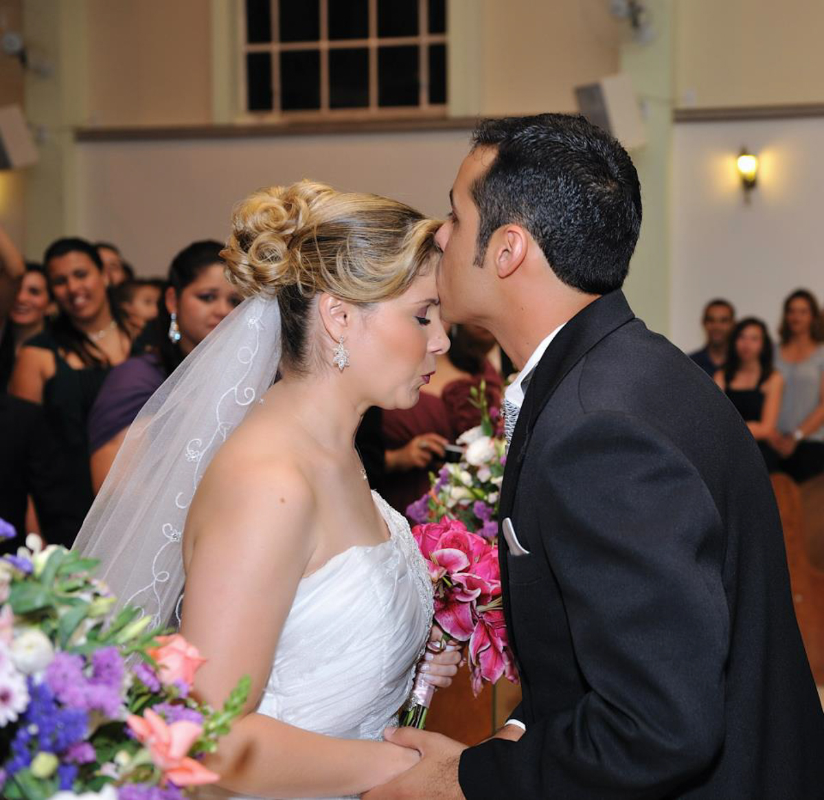 beijando a testa da noiva no clike de Marcio Janousek fotógrafo da cidade de sao jose dos campos no vale do paraiba