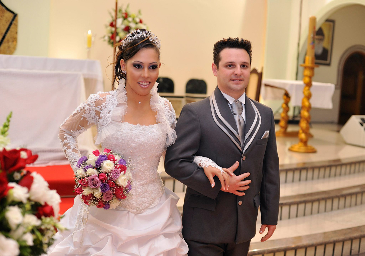 Saída do casal de noivos na Capela Nossa Senhora Auxiliadora - Praça Paris - Jardim Augusta
