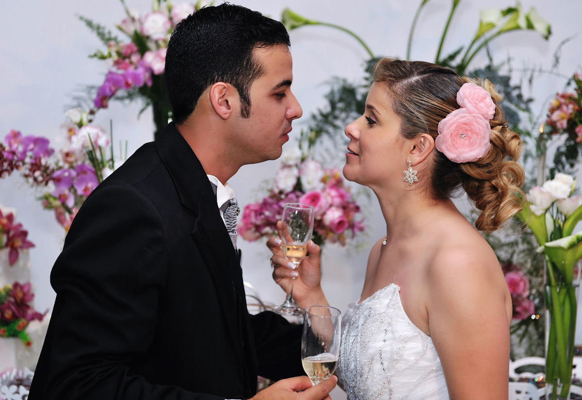 bouquet de flores entre noivos eles se olham com amor e carinho