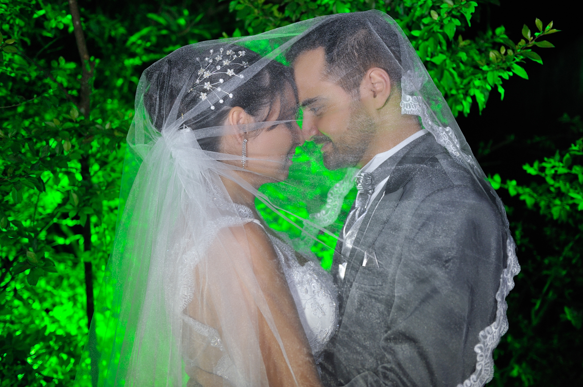 No jardim acontece ensaio de noivos no clique de Marcio Janousek com luz aproveitada da iluminação do jardim