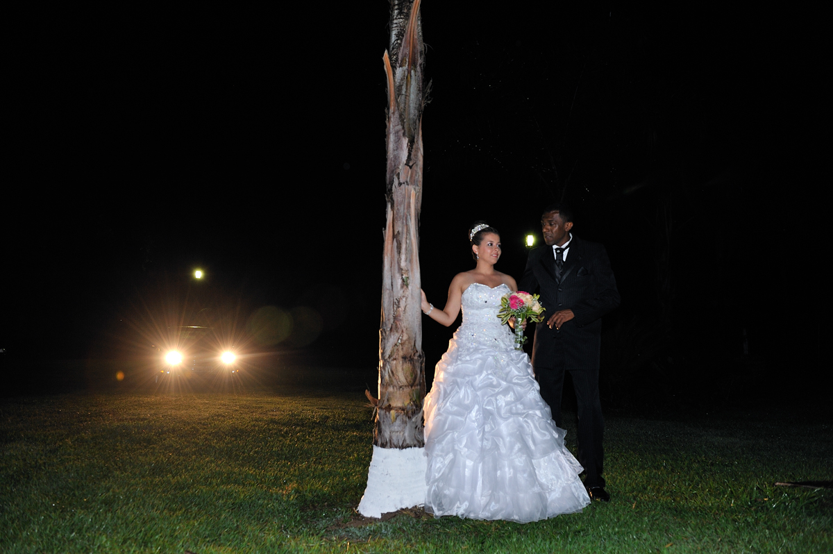 Faróis do carro  iluminam os noivos em ensaio realizado por Marcio Janousek e os casal se sente bem a vontade
