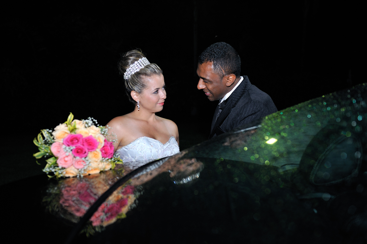 Ensaio durante a cerimônia religiosa com reflexo no carro