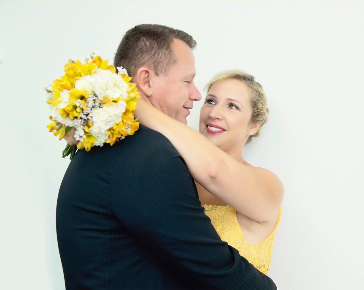 Abraço com bouquet de flores amarelo