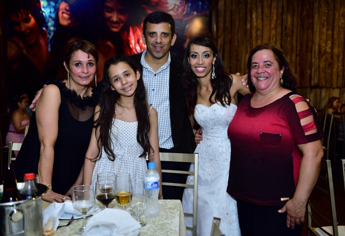 Convidados posam para foto da Janousek Photos em buffet na cidade de Sao jose dos campos a 40 km de Taubaté