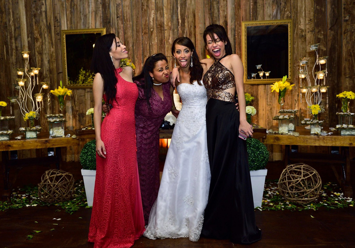 Irmãs da noiva abraçam e posam para foto fazendo caretas