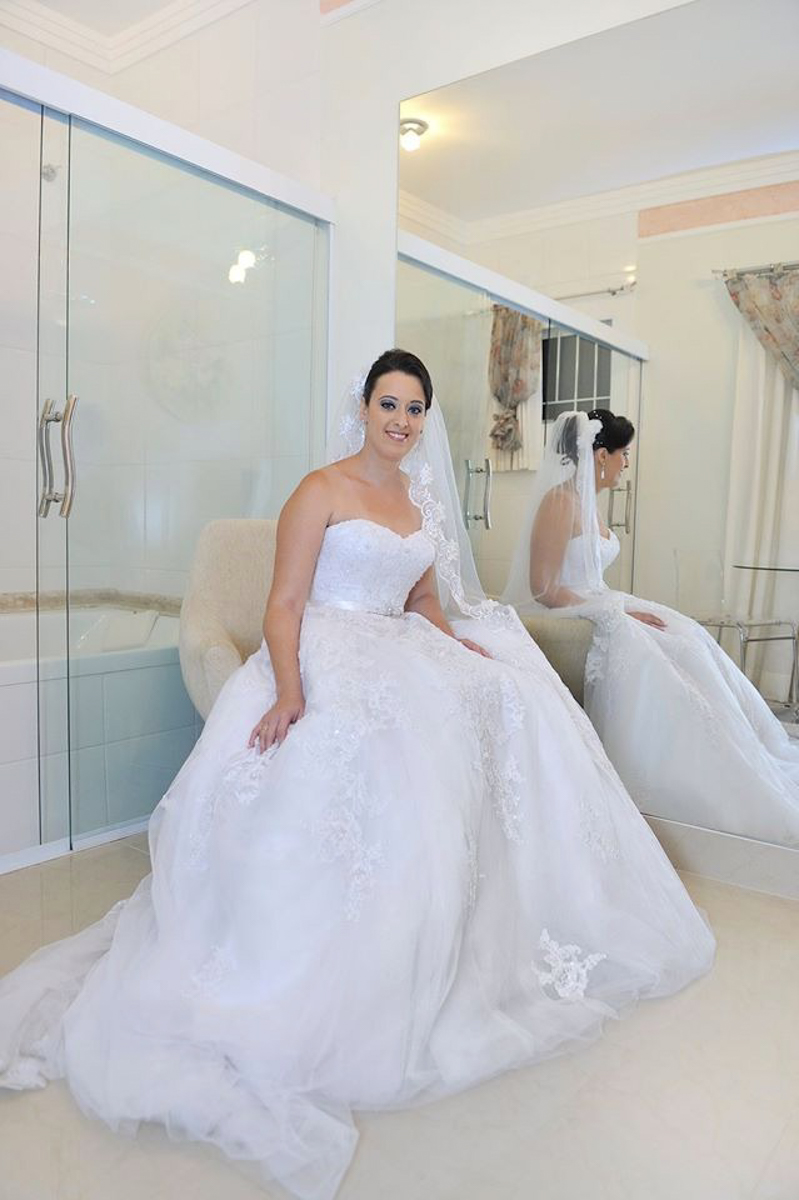 Reflexo do espelho mostra detalhes do laço no cabelo da noiva em making of realizado pelo fotógrafo Marcio Janousek no salão