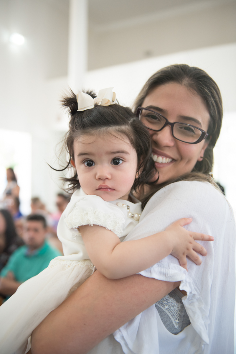mamy abraça Carol no batizado foto Marcio