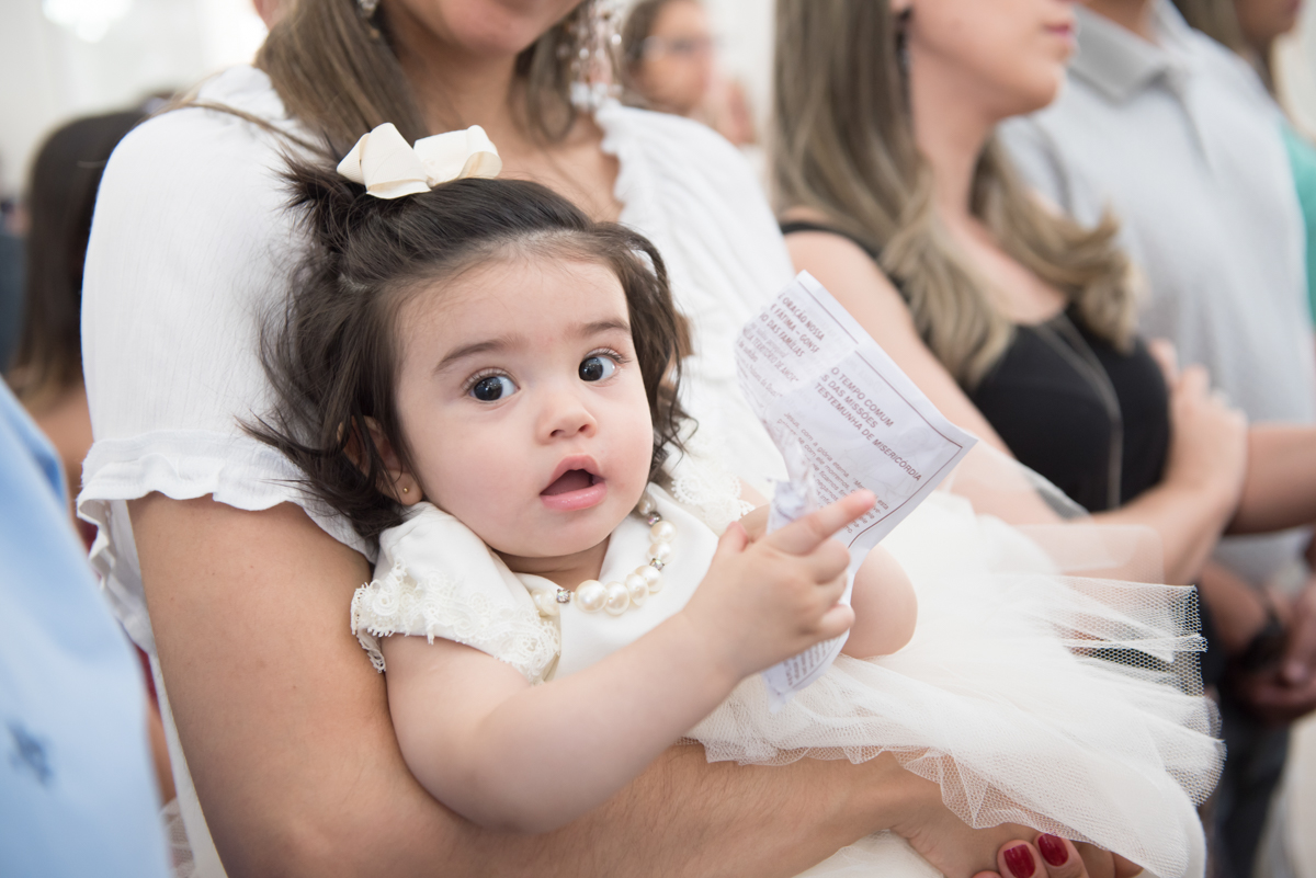 Linda Carol olhando para o fotógrafo Marcio Janousek na Capela Nossa Senhora de Fátima em São José dos Campos
