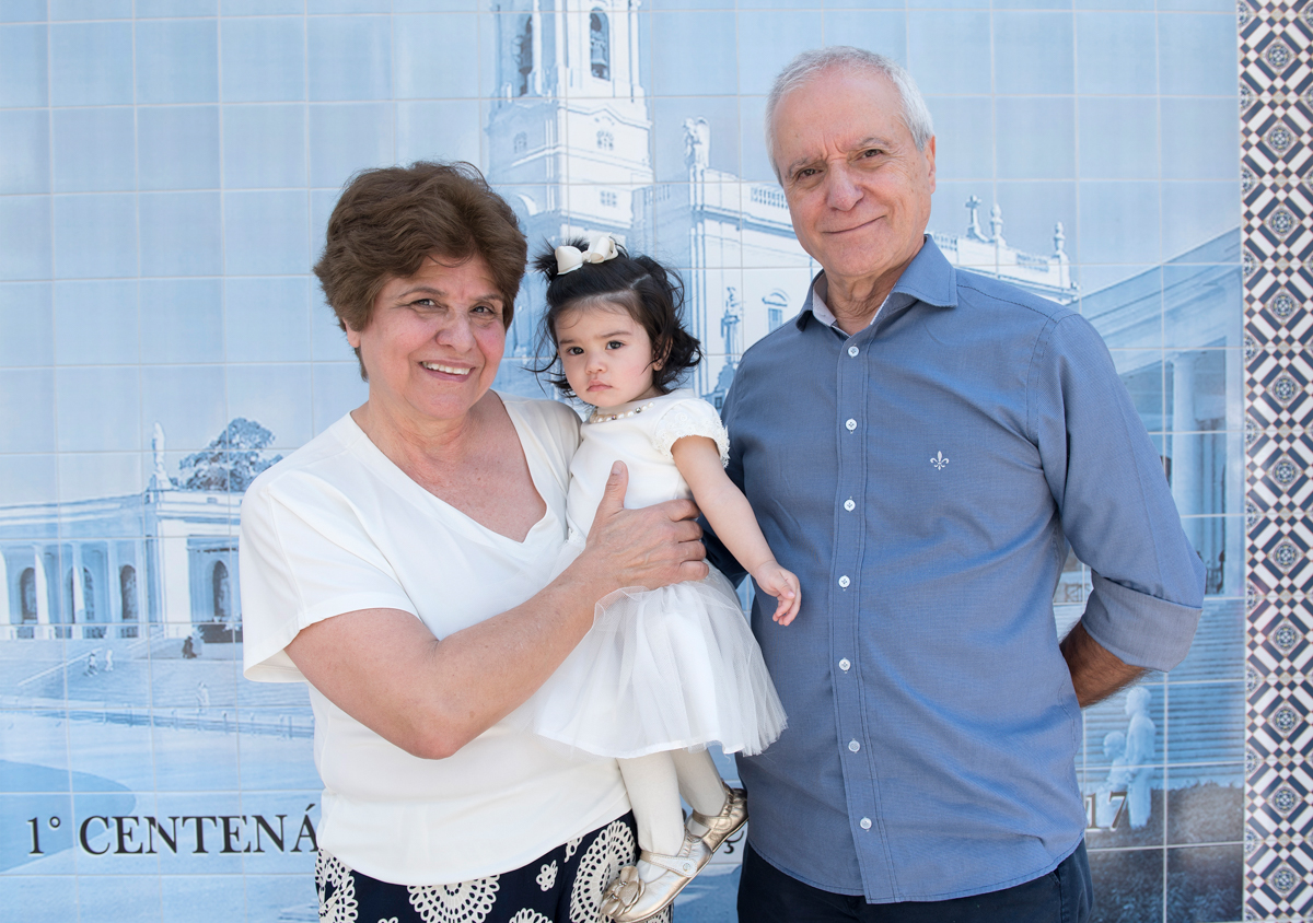 O avós com Carolina na Capela Nossa Senhora De Fátima em sjc estado de sao paulo