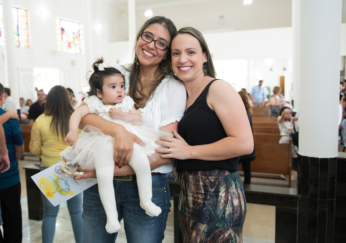 irmãs sorriem com a bebê