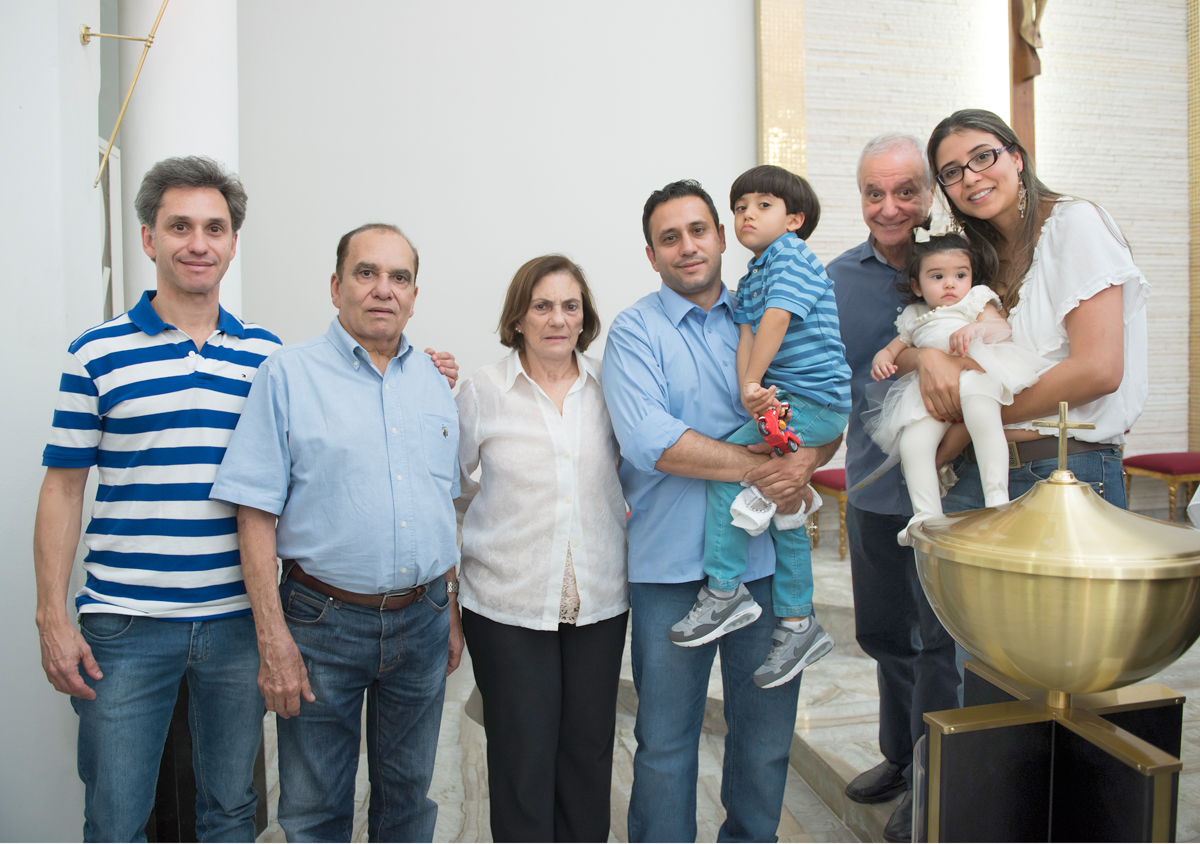 Foto da família na igreja Nossa Senhora de Fátima no click do FOTÓGRAFO DE CASAMENTO MARCIO JANOUSEK
