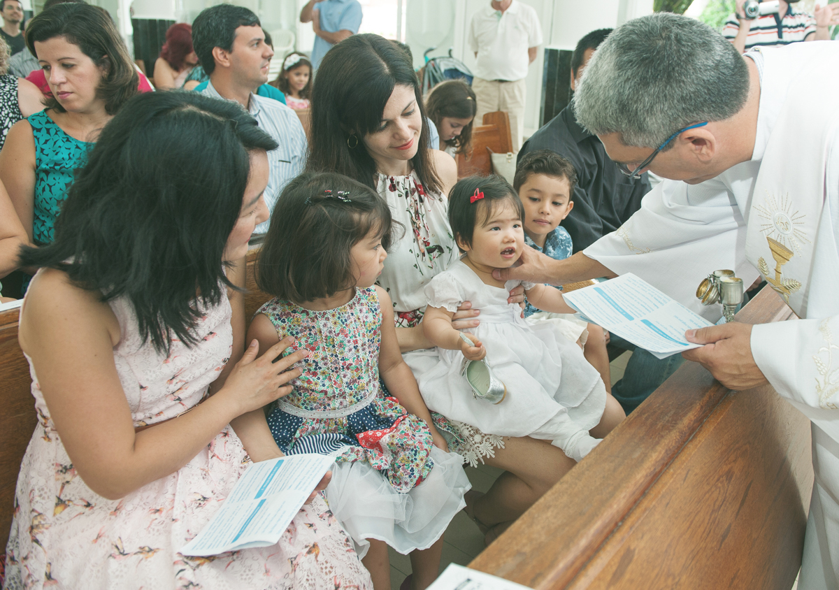 Jácomo faz unção no peito da criança