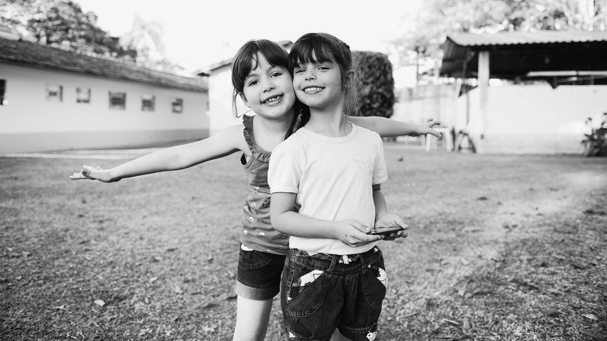 As amigas sendo fotografadas pela Janousek Photos de sjc São Paulo