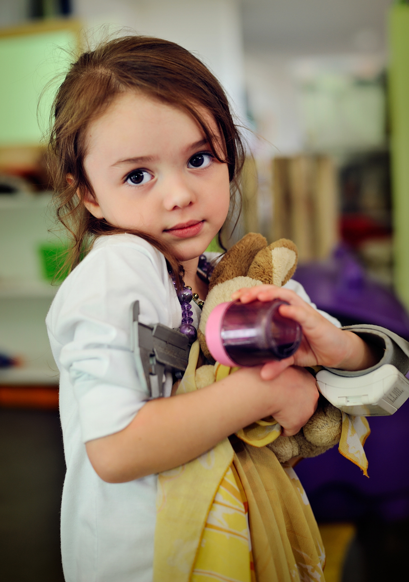 Menina tímida Esfera a escola